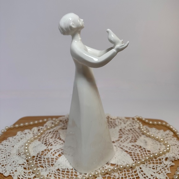 Royal Doulton Images “Peace” Porcelain Figurine | Dove | Vintage - Picture 2 of 6